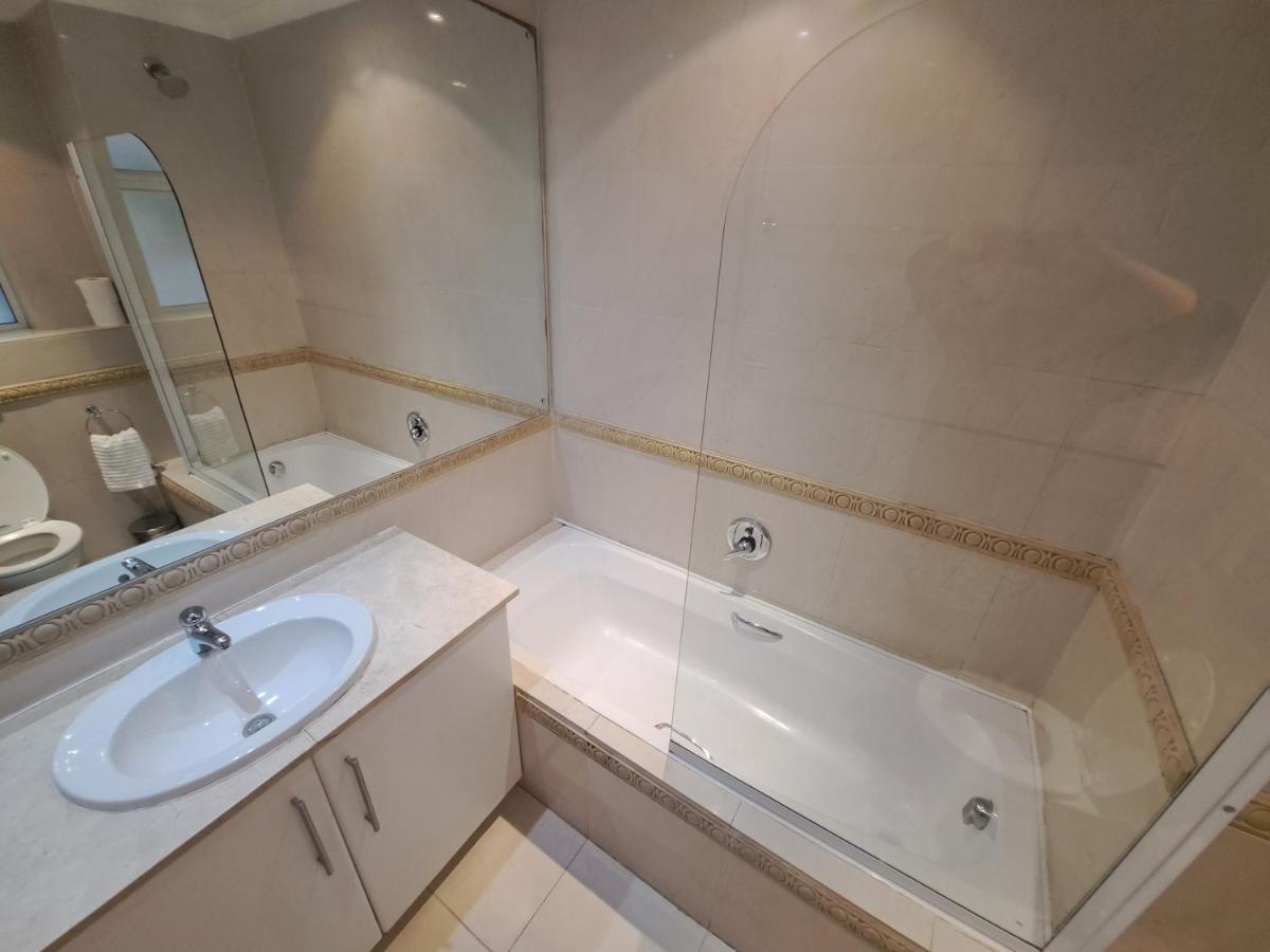 3 Bedroom Sea Facing Family Apartment Cape Town Moullie Point 外观 照片