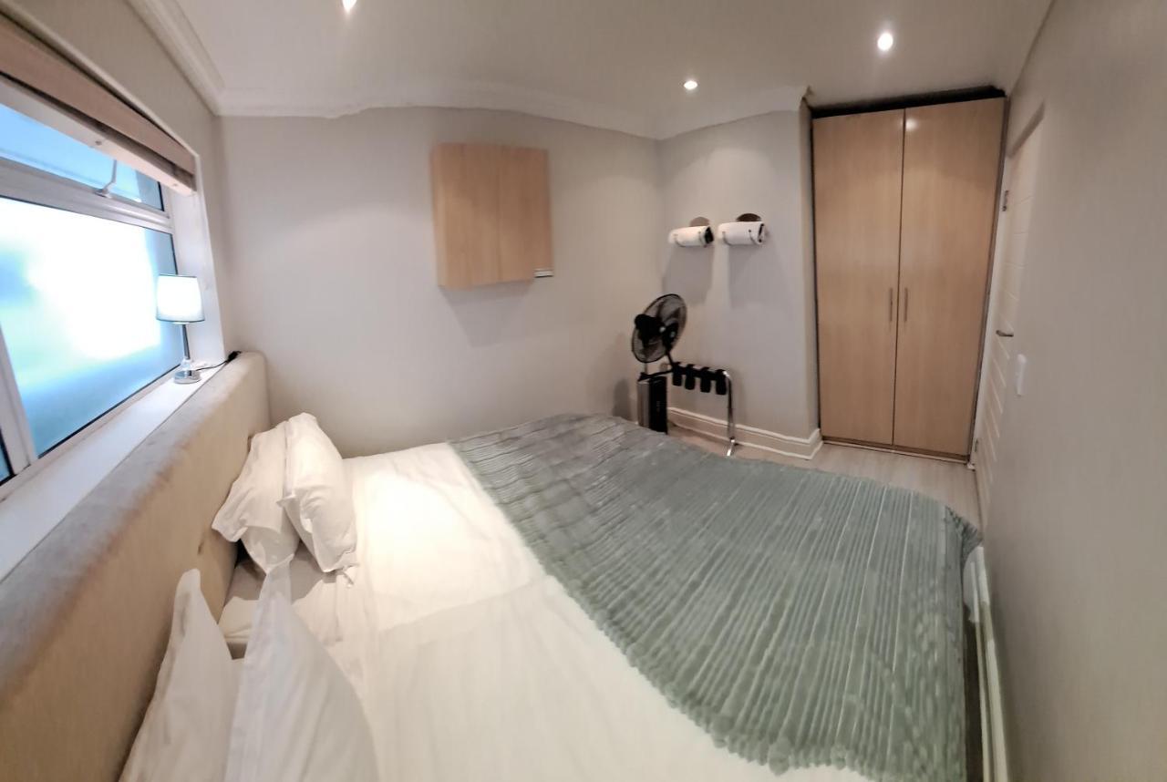3 Bedroom Sea Facing Family Apartment Cape Town Moullie Point 外观 照片