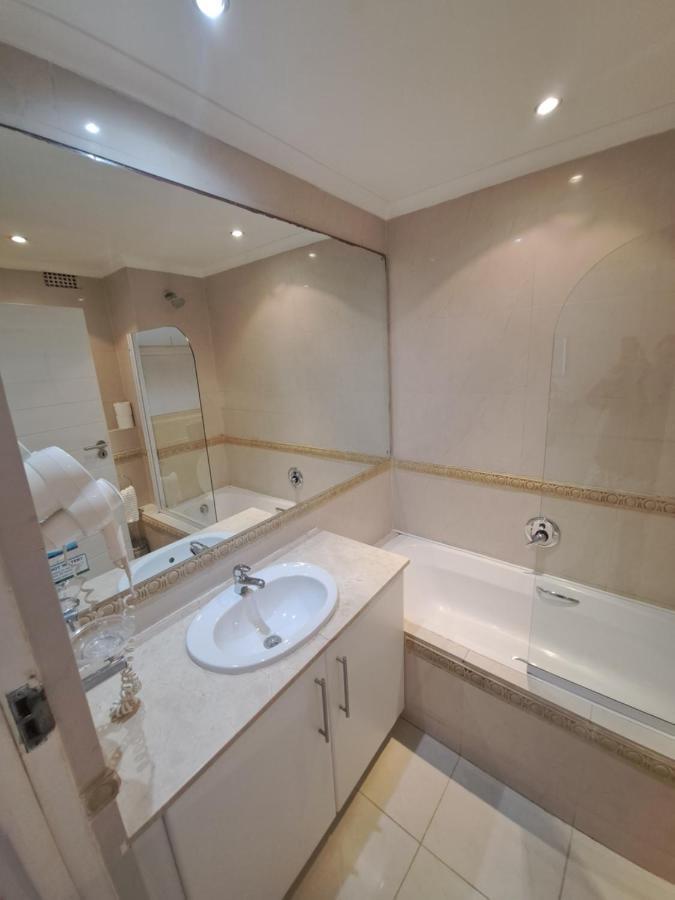 3 Bedroom Sea Facing Family Apartment Cape Town Moullie Point 外观 照片